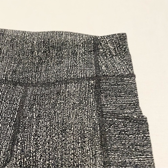 Lululemon Tight Stuff Tight II Salt Alpine White Black Size 4 Leggings - Picture 4 of 16